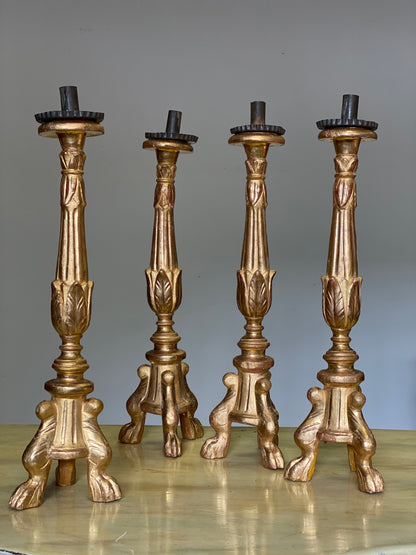 Gruppo di quattro candelieri in foglia oro . Lombardia epoca impero