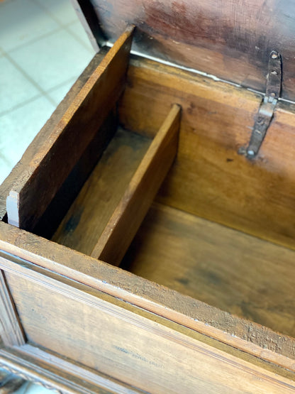 Cassapanca lombarda in noce . Inizio XVII secolo