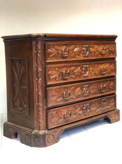 Walnut chest of drawers with cloverleaf. Genoa, 17th century