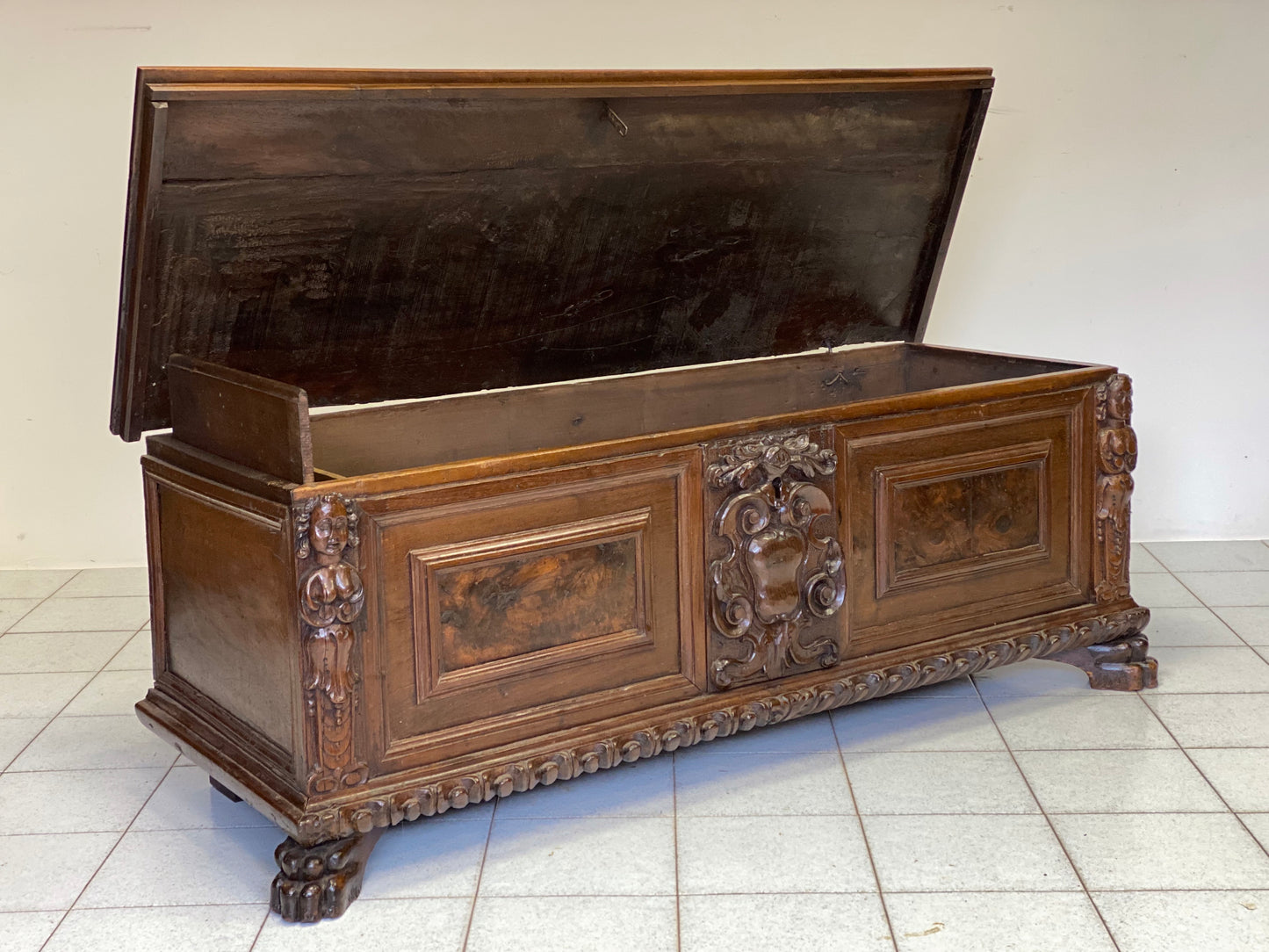 Chest carved in Lombard walnut from Brescia. Early 17th century