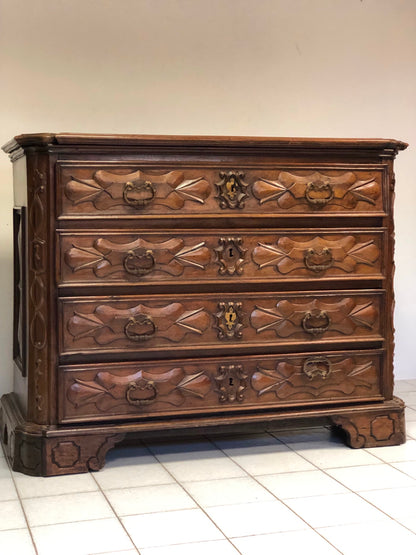 Walnut chest of drawers with cloverleaf. Genoa, 17th century