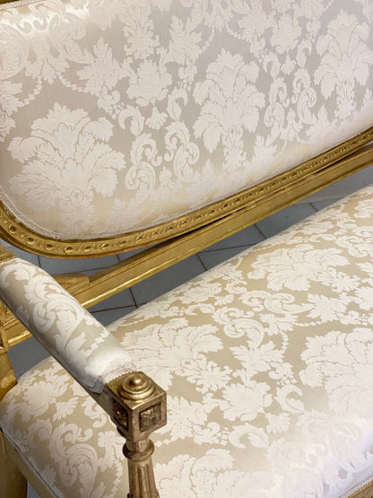 Carved and gilded sofa in gold leaf. Early 19th century