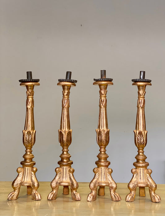 Gruppo di quattro candelieri in foglia oro . Lombardia epoca impero