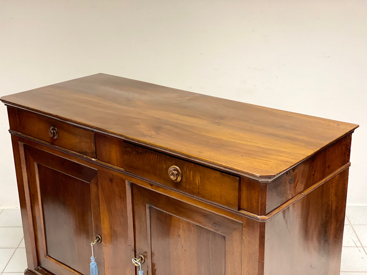 Credenza in noce lombarda metà XIX secolo . Restaurata