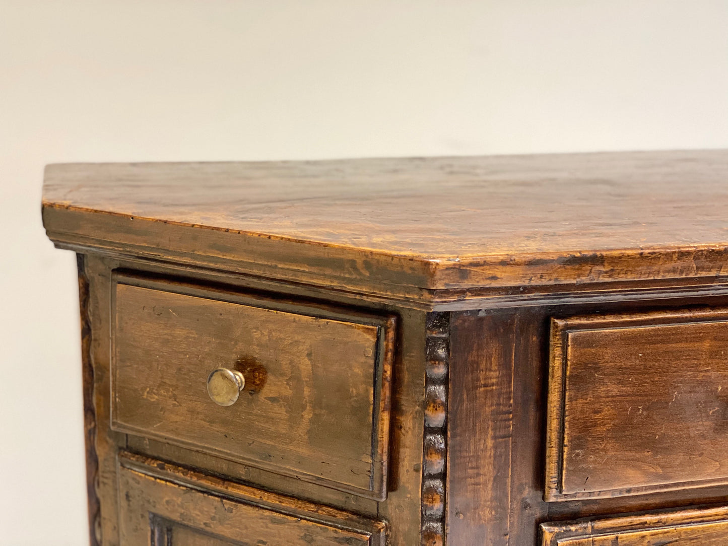 Credenza scantonata veneta .verona metà XVIII secolo