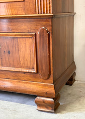 Armadio Lombardo Carlo X in noce tre porte XIX secolo
