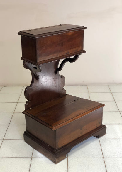Walnut kneeler Emiliano Ferrarese. Louis XIV