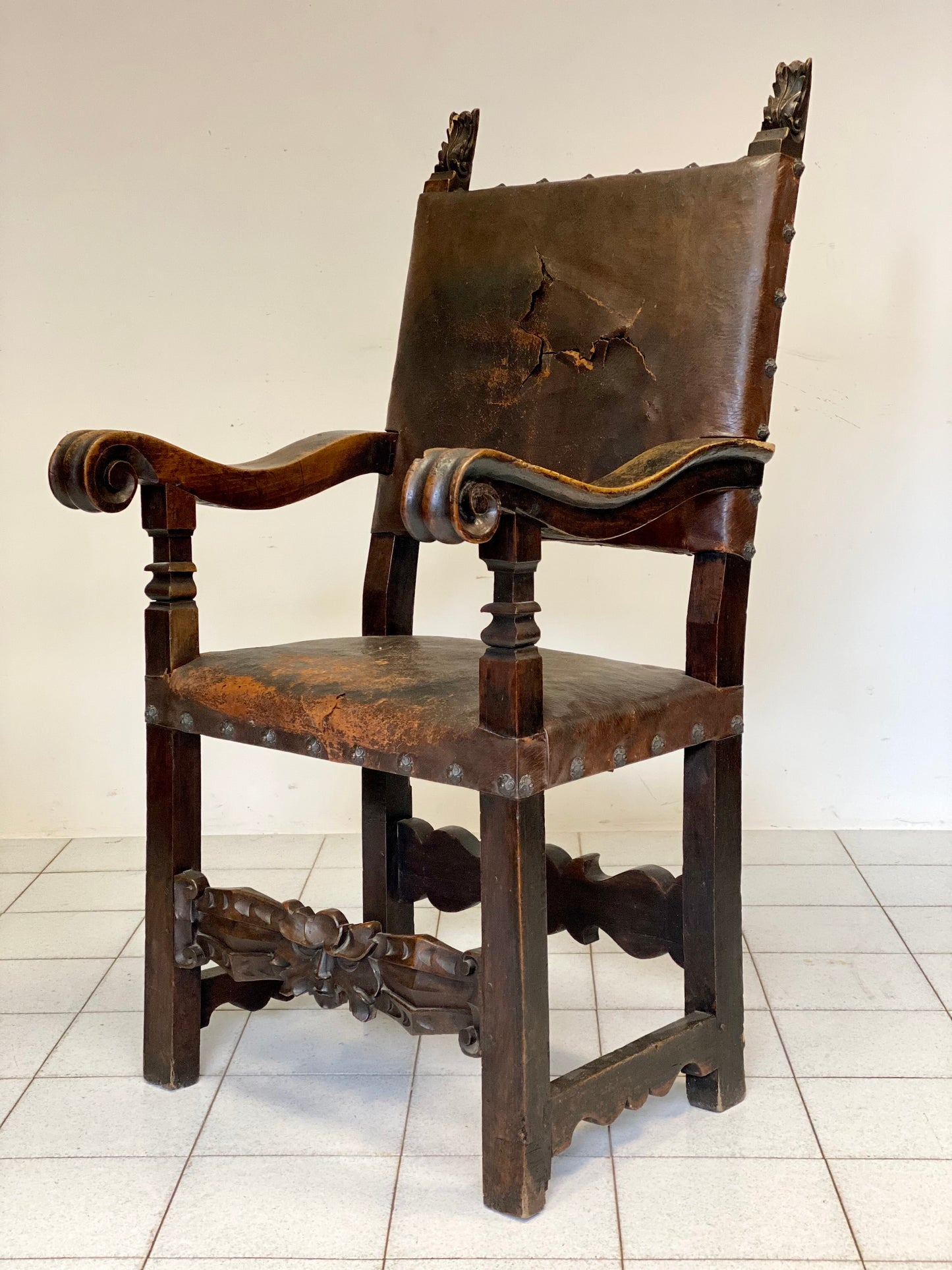 Lombard throne in walnut with studs. XVI - XVII century