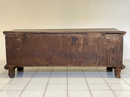Cassapanca in noce intagliata intarsiata . Brescia inizio XVII secolo