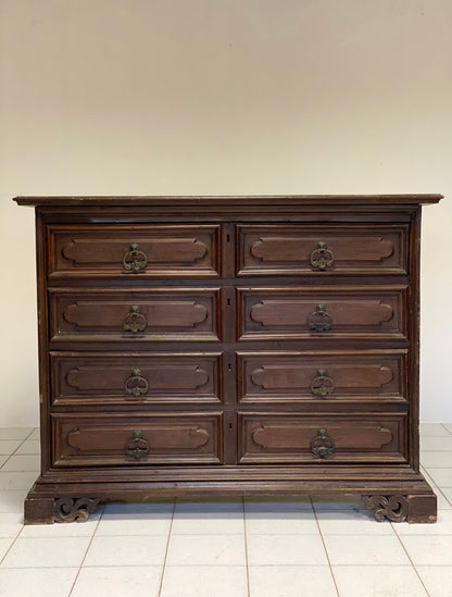 Lombard walnut chest of drawers. Brescia 17th century