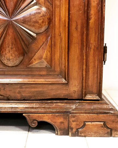 Walnut wardrobe with cloverleaf. Genoa 17th century