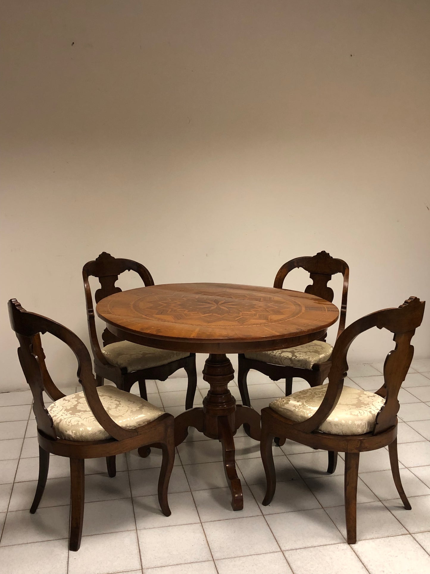 Inlaid Rolo table. 110 cm diameter