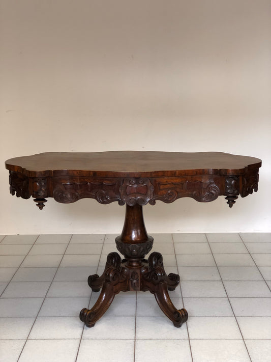 Tavolo a biscotto intagliato Carlo X . Restaurato