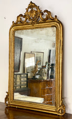 Specchiera Luigi Filippo lombarda in legno dorato e intagliato . XIX secolo