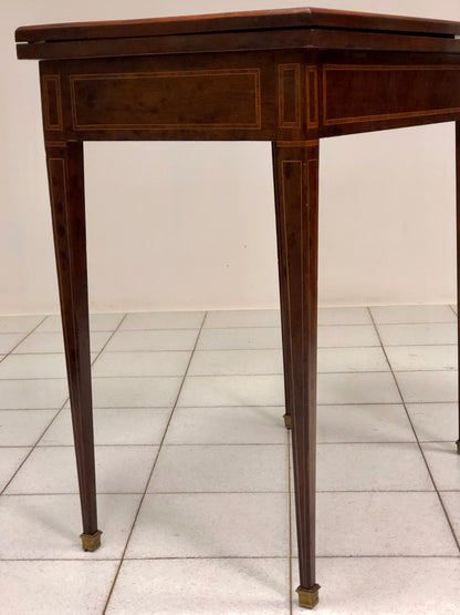 Tavolino con piano ribaltabile. Inizio XIX secolo