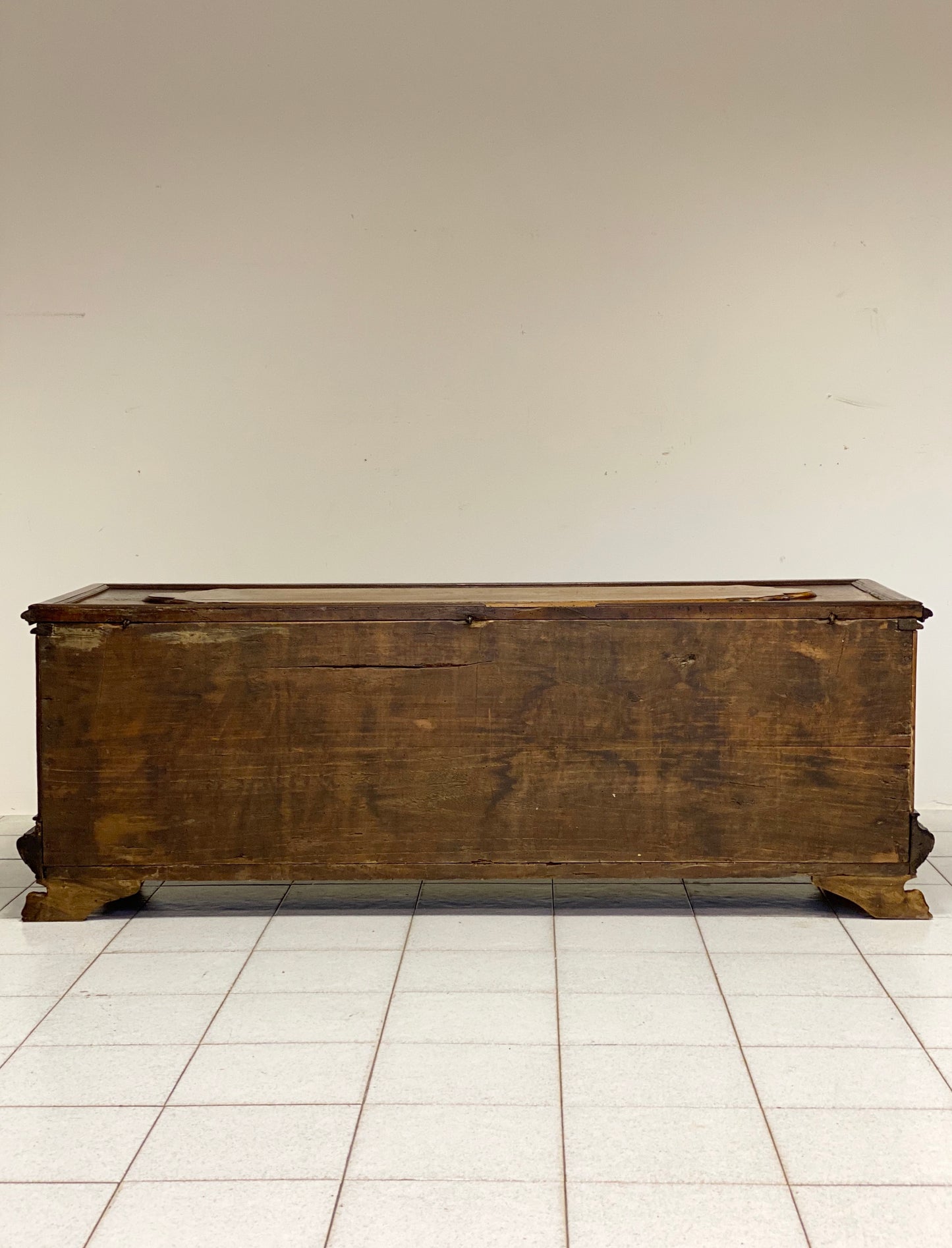 Carved walnut chest. Modena Bologna early 17th century