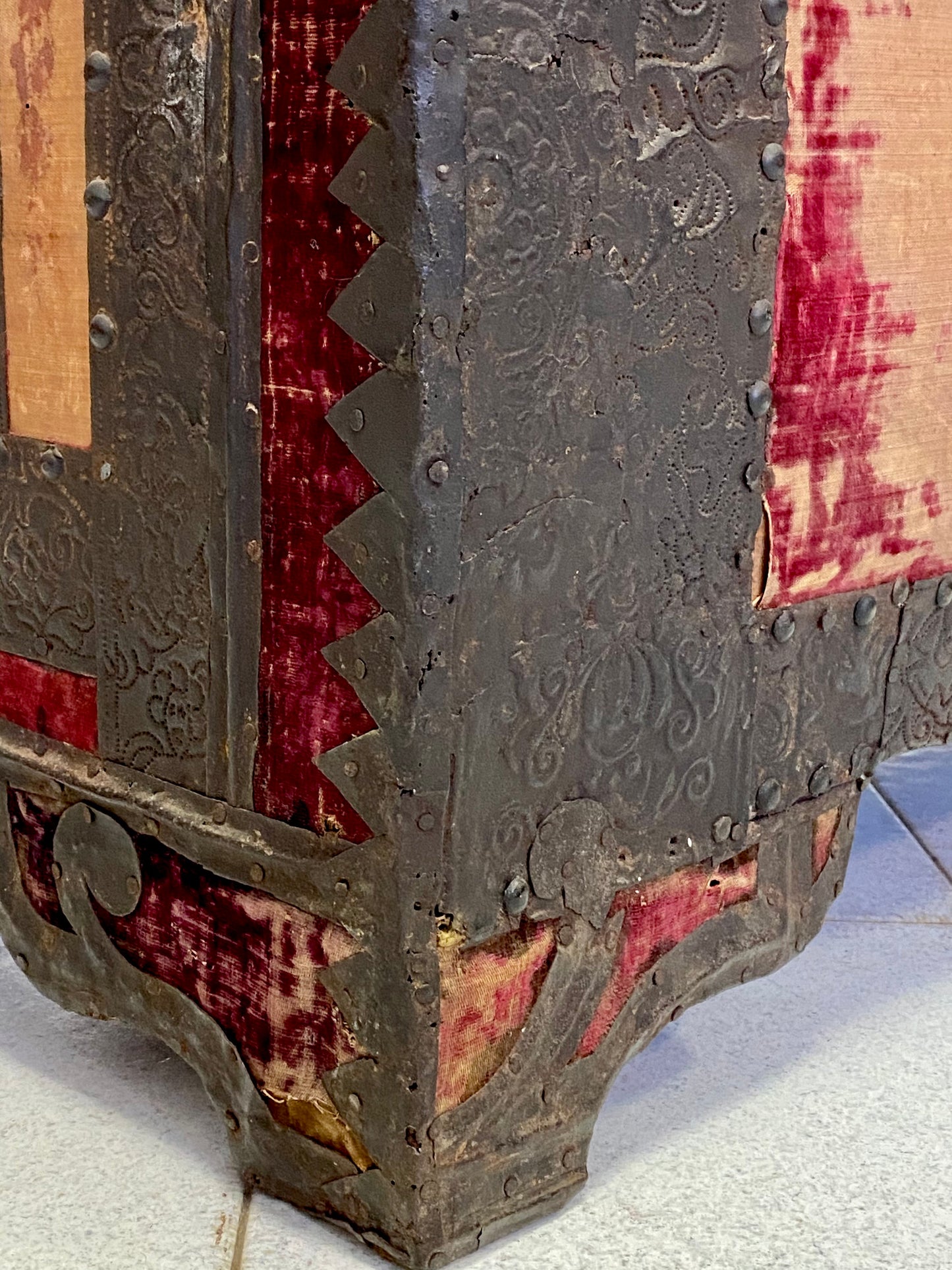 Chest covered in embossed sheet metal and velvet panels. Venice 16th century