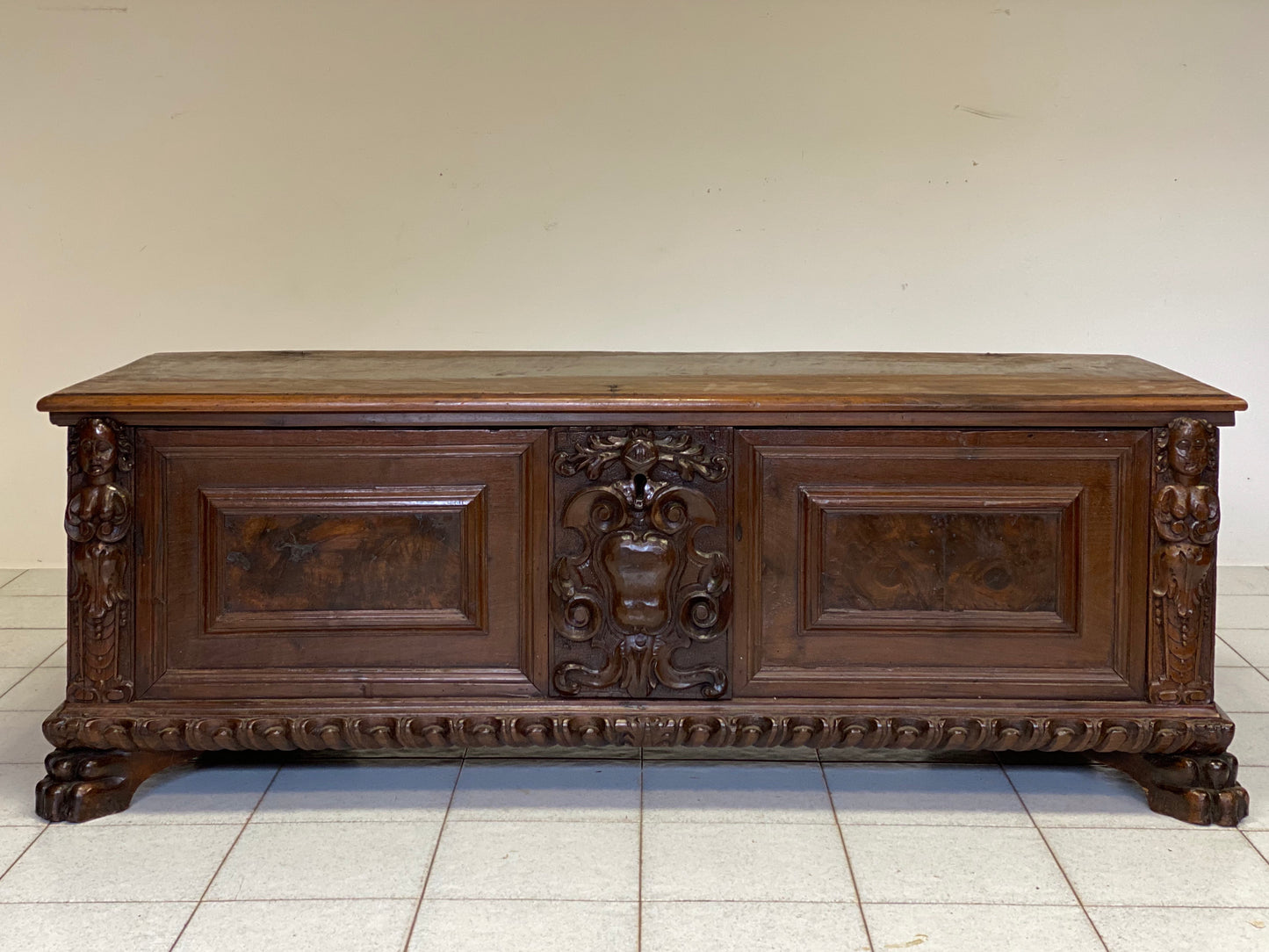 Chest carved in Lombard walnut from Brescia. Early 17th century