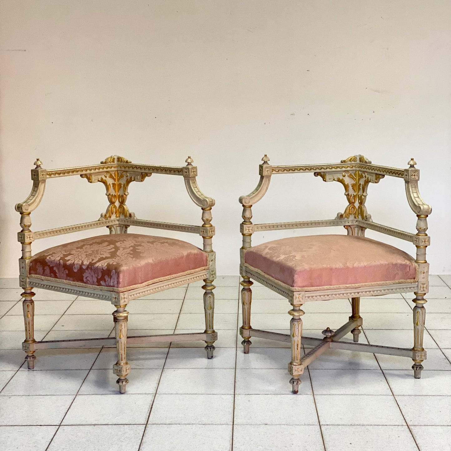 Coppia di poltrone ad angolo . Lacca e oro . XIX secolo