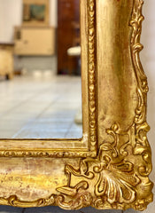 Grande specchiera lombarda in legno intagliato dorato a foglia . XIX secolo