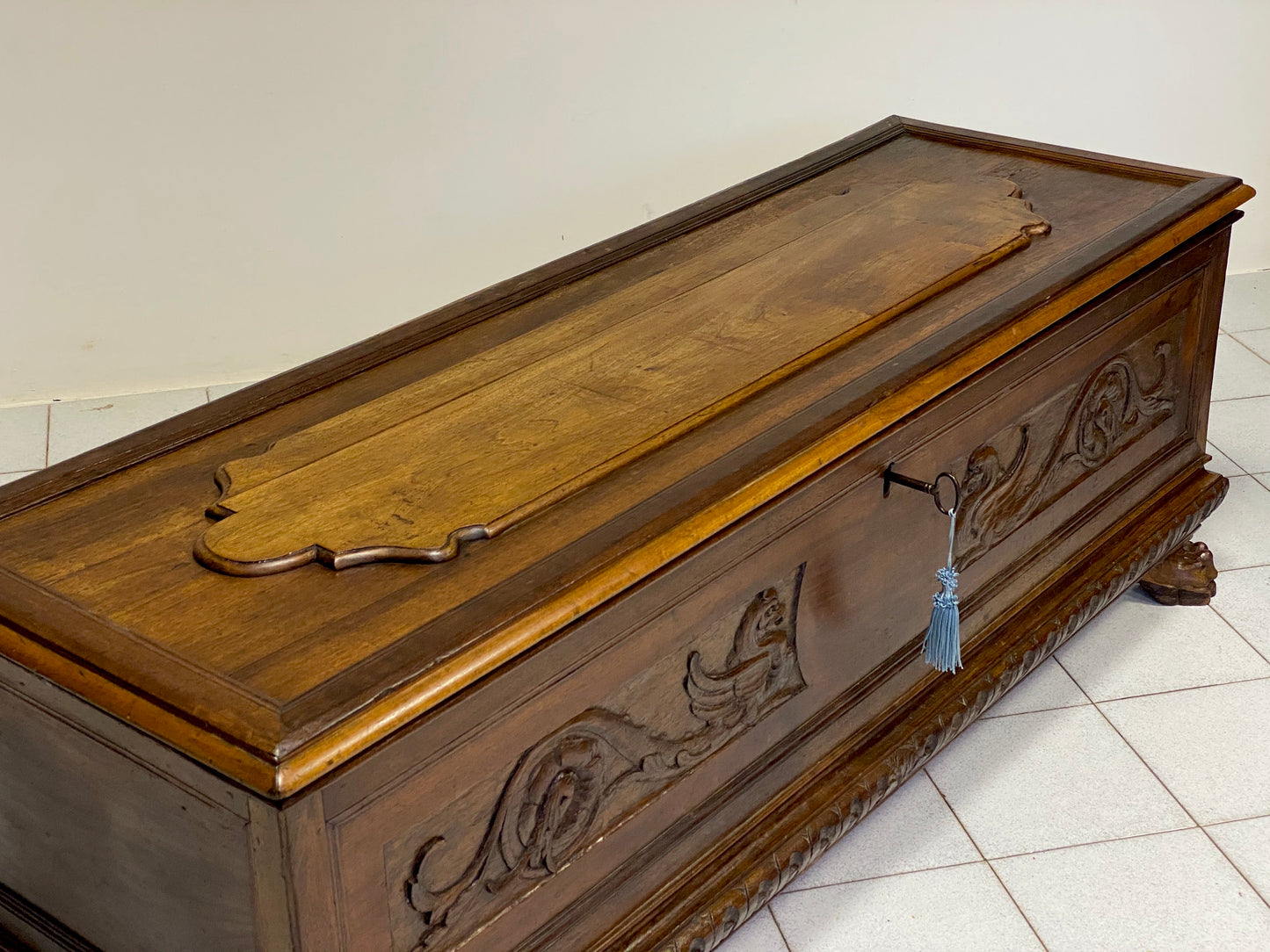 Carved walnut chest. Modena Bologna early 17th century