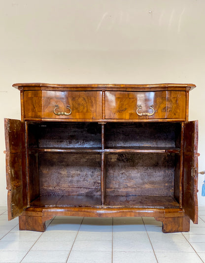 Credenza mossa sul fronte . Ferrara Luigi XIV fine 600