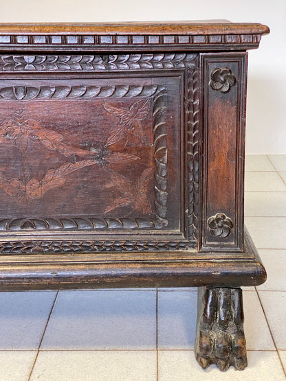 Cassapanca in noce intagliata intarsiata . Brescia inizio XVII secolo