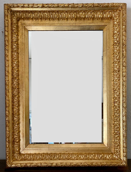 Specchiera dorata con cornice scolpita . XIX secolo