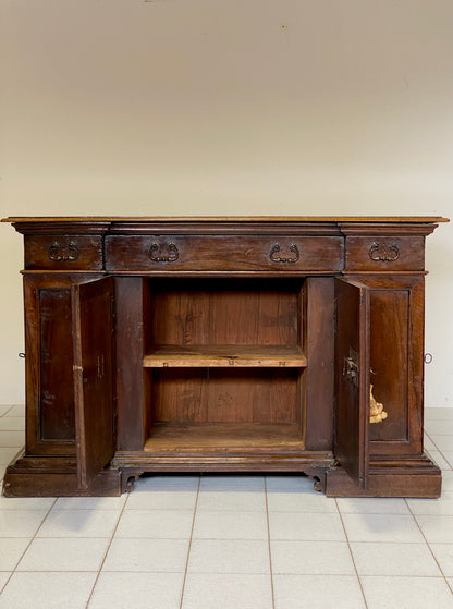 Credenza in noce con sportelli laterali . Bologna XVII secolo