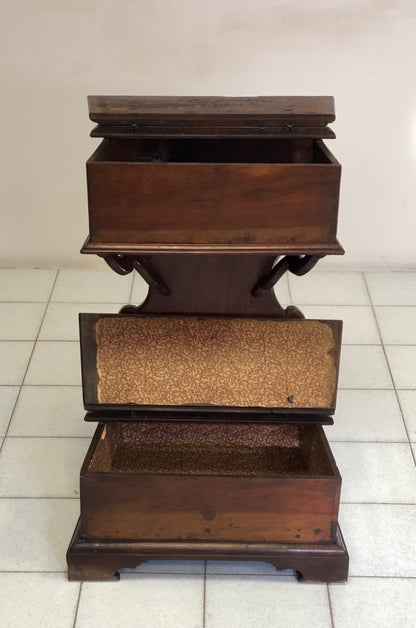 Walnut kneeler Emiliano Ferrarese. Louis XIV