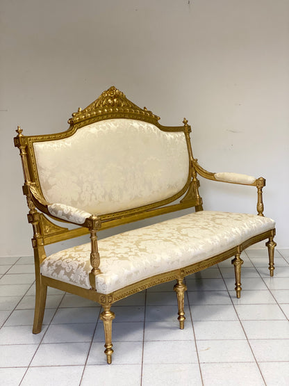 Carved and gilded sofa in gold leaf. Early 19th century
