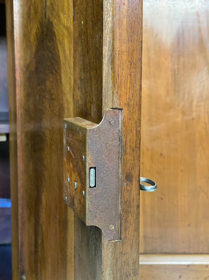 Credenza impero in noce con colonne a bretelle