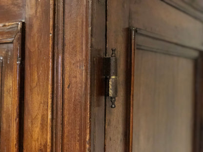 Walnut wardrobe with cloverleaf. Genoa 17th century