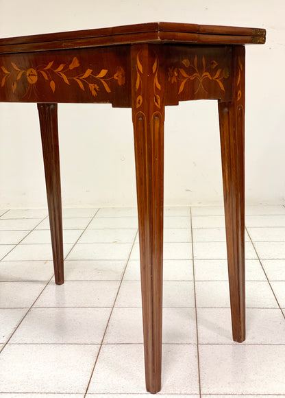Tavolino olandese da gioco intarsiato . Fine XVIII secolo