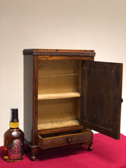 Modellino di armadio lombardo noce. XIX secolo