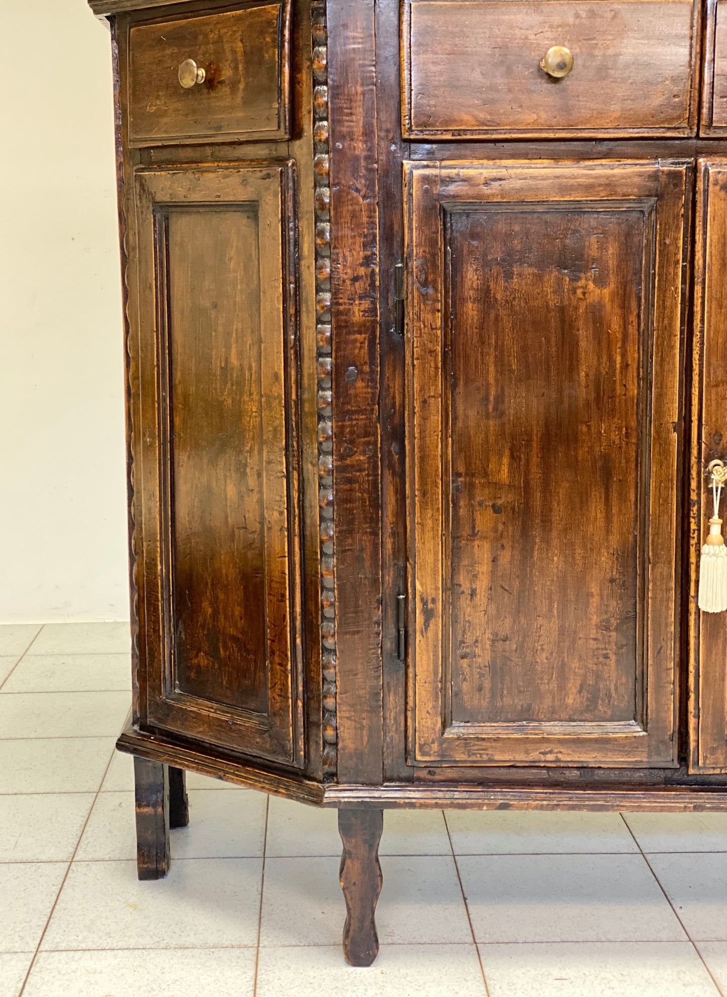 Credenza scantonata veneta .verona metà XVIII secolo