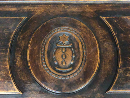 Cassapanca emiliana in noce con bugne scolpite . Bologna XVII secolo