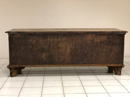 Carved walnut chest. Lombardy 17th century