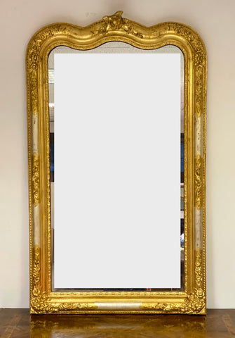 Specchiera lignea dorata con cimasa sagomata . Inizio XIX secolo
