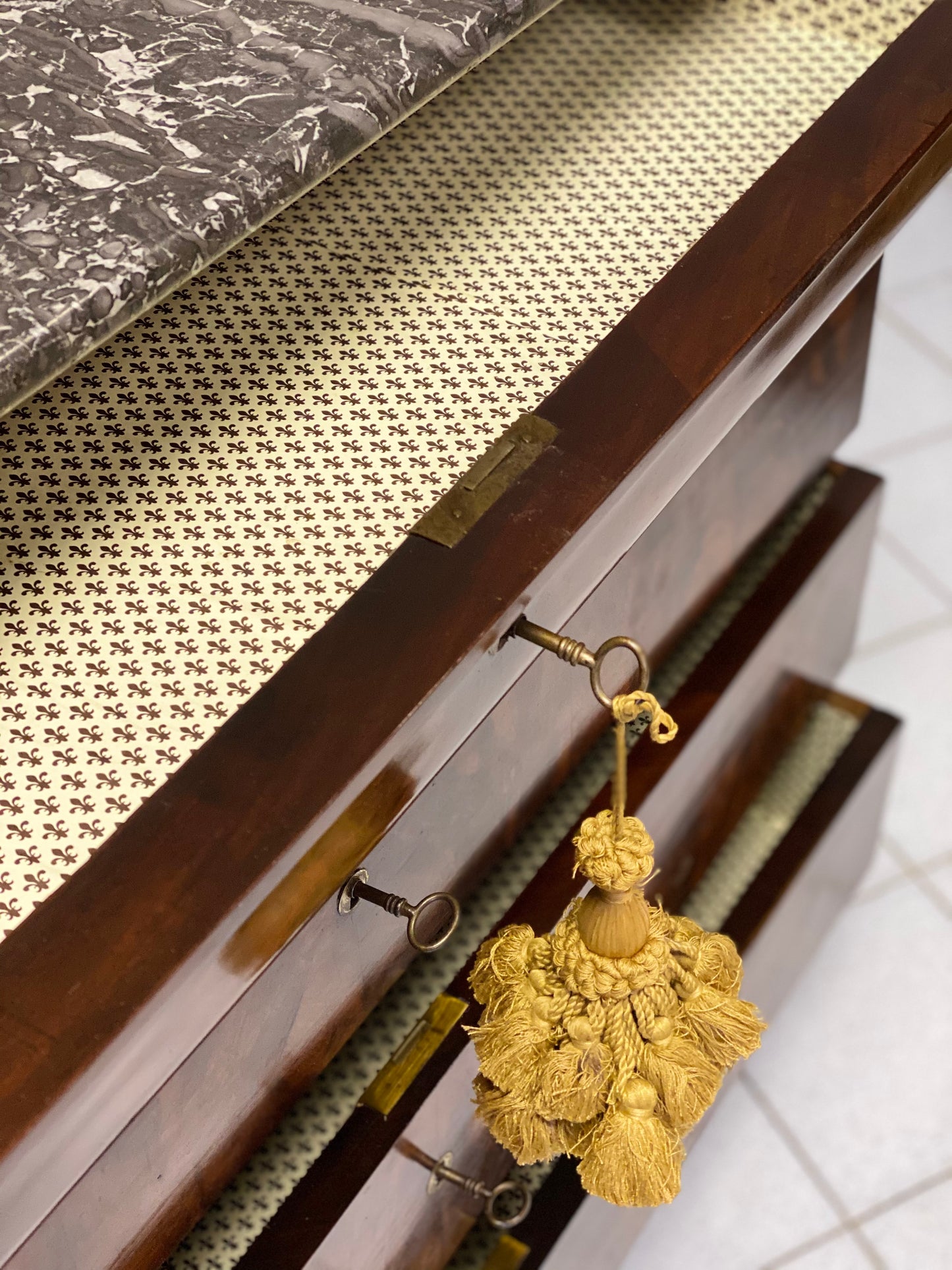 Charles X chest of drawers in mahogany feather. 19th century (restored)