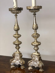 Coppia di candelieri Luigi XV in argento . Inizio XVIII secolo