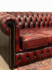 Divano chesterfield cuoio tre posti . Inghilterra anni 70