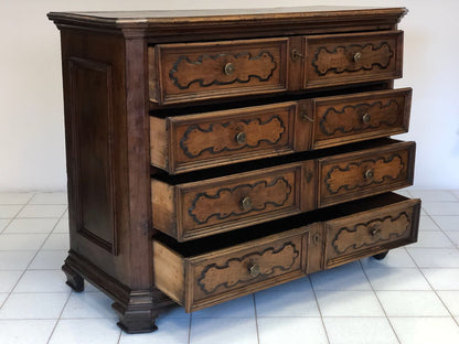 Lombard walnut chest of drawers. 17th century