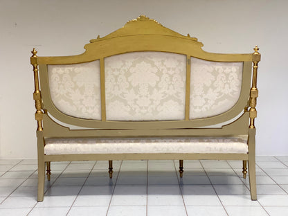 Carved and gilded sofa in gold leaf. Early 19th century