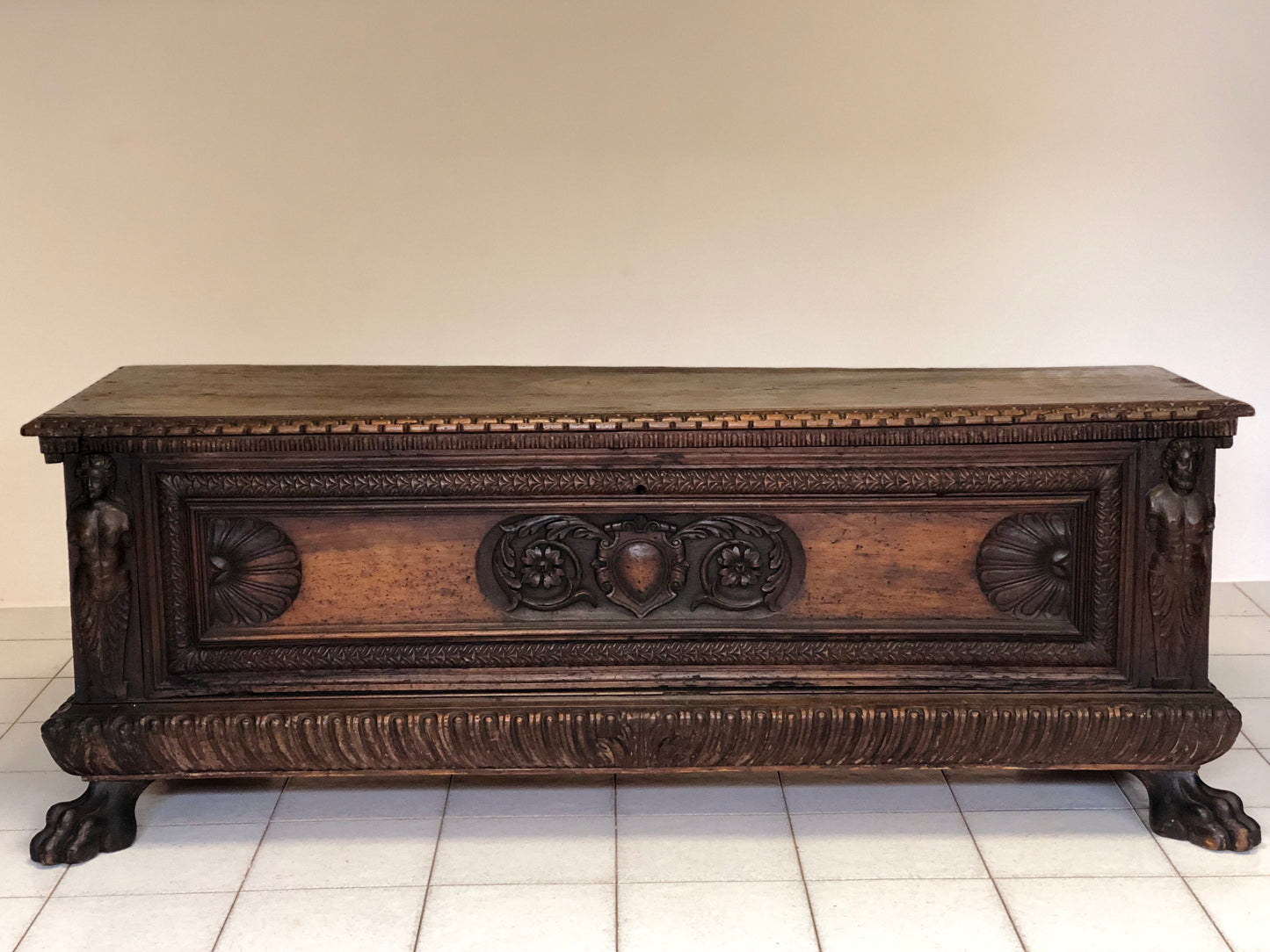 Cassapanca in legno di noce Lombardo - veneta. Fine XVI - inizio XVII secolo
