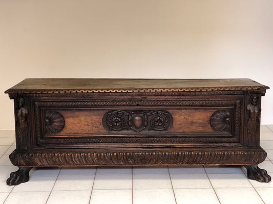Cassapanca in legno di noce Lombardo - veneta. Fine XVI - inizio XVII secolo