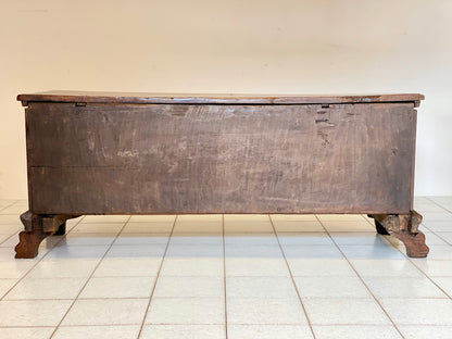 Cassapanca lombarda in noce . Inizio XVII secolo
