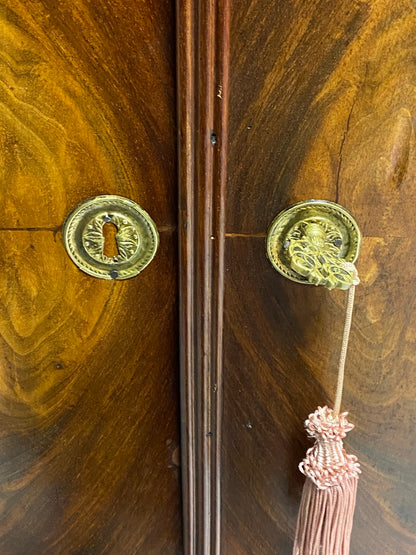 Armadio Carlo X piuma di mogano . Metà XIX secolo . RESTAURATO