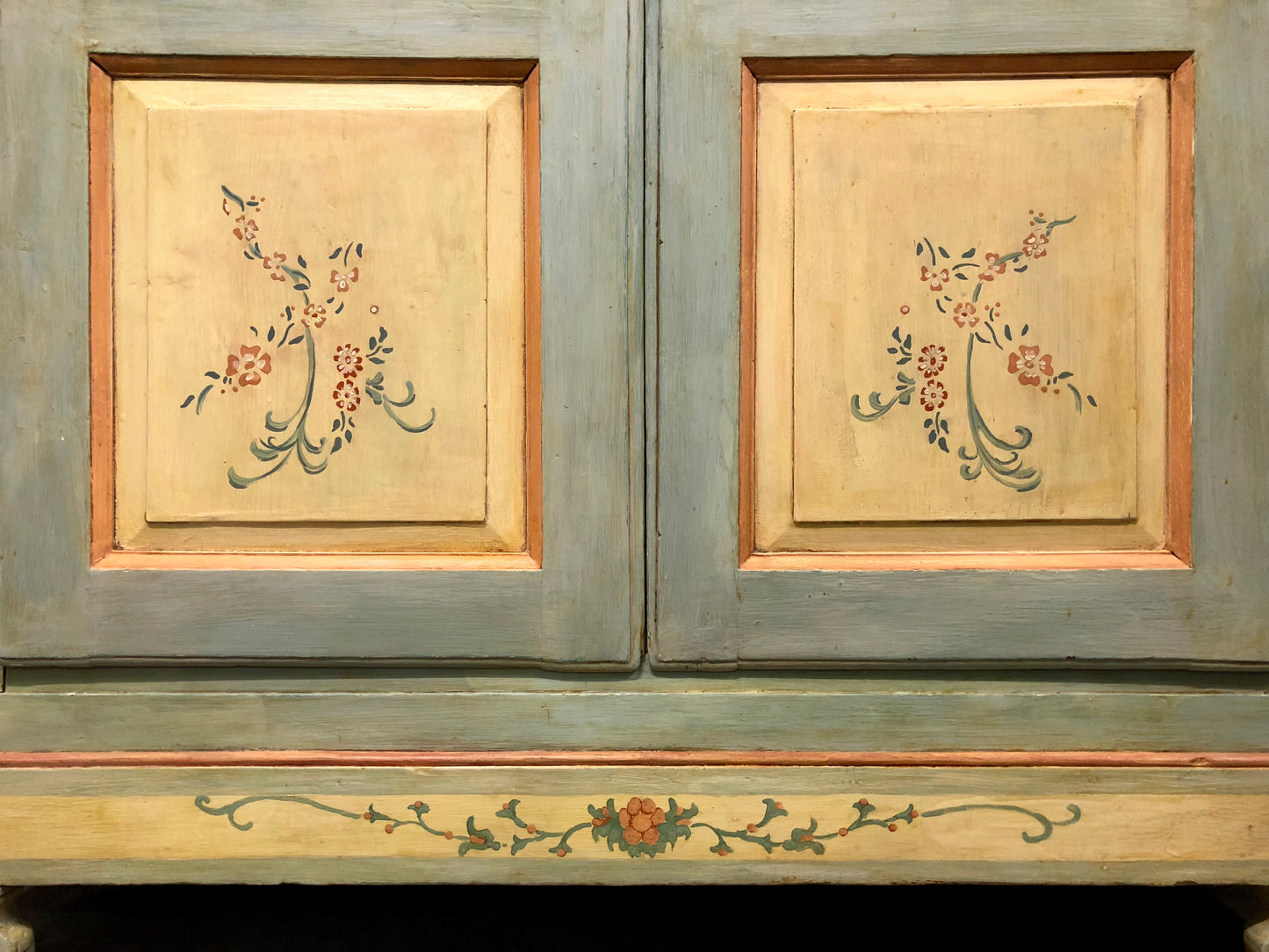 Lacquered and painted wardrobe. Early 19th century
