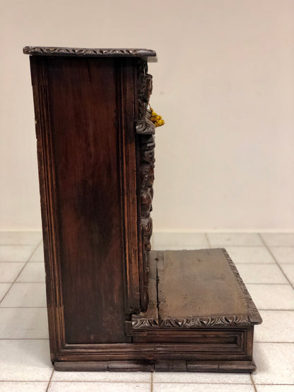 Carved walnut kneeler. Bergamo 16th century